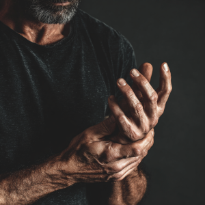 Strzelające stawy - Przyczyny, objawy i kiedy warto udać się do lekarza